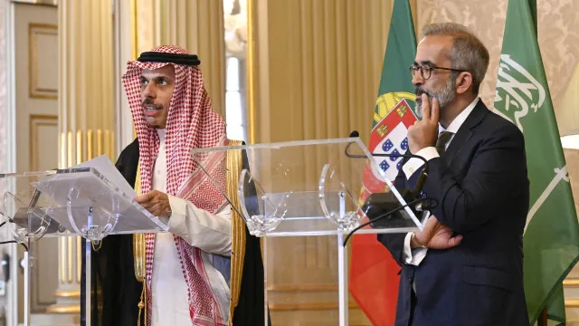 
                    Portugal e Arábia Saudita defendem livre circulação no estreito de Ormuz
                