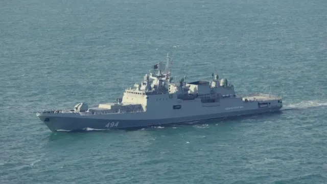 
                    Rússia diz ter disparado tiros de aviso contra iate britânico
                
