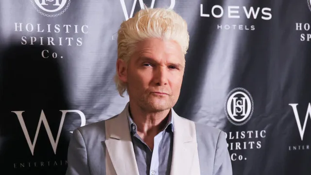 
                    Ator Corey Feldman levado de urgência para o hospital 
                