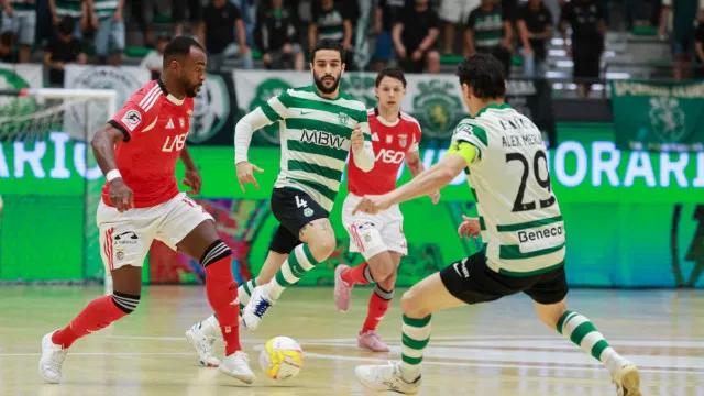 Sporting massacra Benfica e empata final com vitória com 10 golos