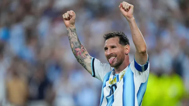 Messi não faz por menos e iguala Klose como 'rei' dos marcadores