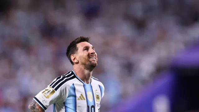 "Passei por dias difíceis". Messi explica lágrimas após primeiro golo