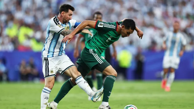 Expulsão perdoada a Messi? As imagens da polémica no Argentina-Argélia