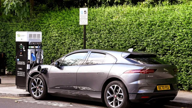
                    Jaguar Land Rover comprometida com carros elétricos sem excluir combustão
                