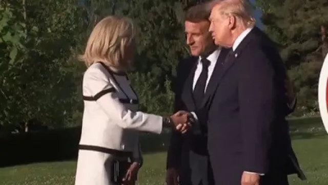 
                    13 segundos. O estranho aperto de mão de Trump a Brigitte no G7
                