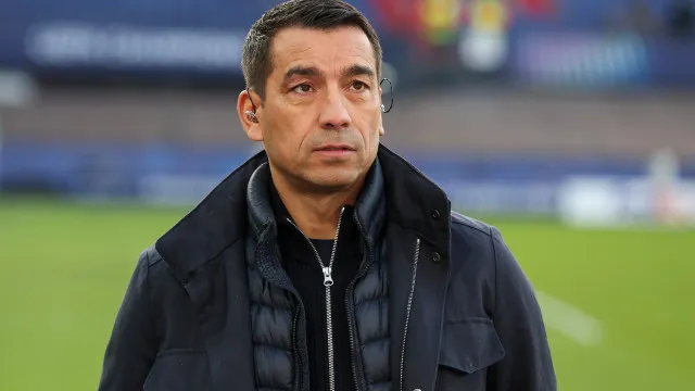 Giovanni van Bronckhorst regressa ao comando técnico do Feyenoord