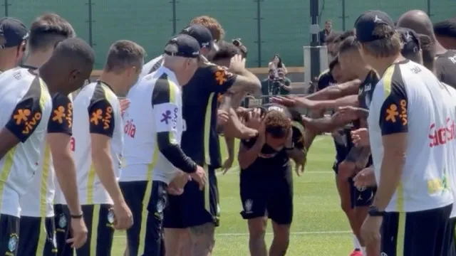 Aí está ele. Neymar já treina com o Brasil... e não escapa ao castigo