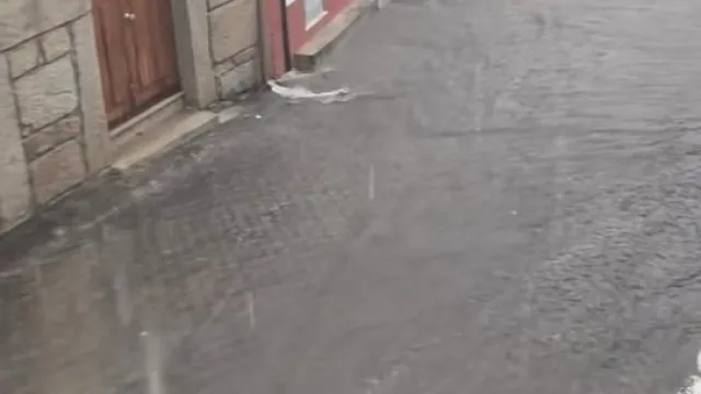 
                    Várias localidades do norte do país 'a braços' com temporal: As imagens
                