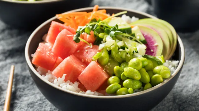 
                    Fresca e vegana! A receita da poke viral de verão com 