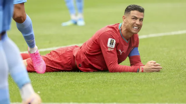 "Dez homens e uma estátua". Ronaldo arrasado fora de portas após empate