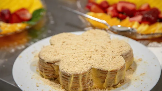 
                    A receita do clássico bolo de bolacha que se faz em três passos
                