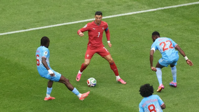 "Está um pouco velho". Jogador do RD Congo nega especial atenção a CR7