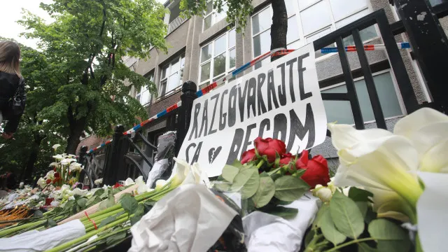 
                    Pais de autor de tiroteio em escola de Belgrado voltam a ser condenados
                