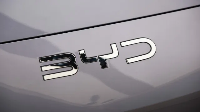
                    BYD sugere pôr braços robóticos a carregar carros e encher pneus
                