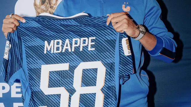 
                    Mbappé chegou ao topo de França e prenda tem pormenor que salta à vista
                