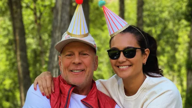 
                    Emma Willis celebra 50 anos mas a homenagem é para Bruce Willis
                