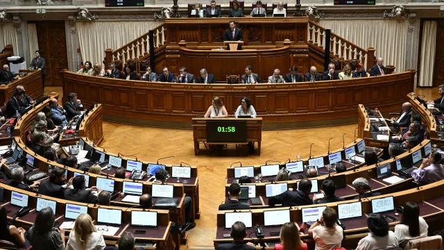 
                    Lei laboral? PS e IL acusam Chega de 