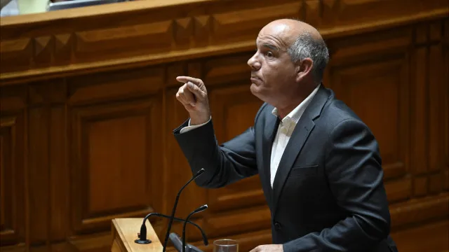 PS abstém-se no OE? Raimundo acusa Carneiro de "dar gás" ao Governo