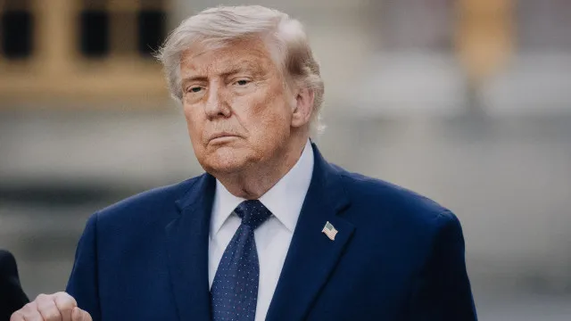 
                    Trump diz estar a acompanhar 