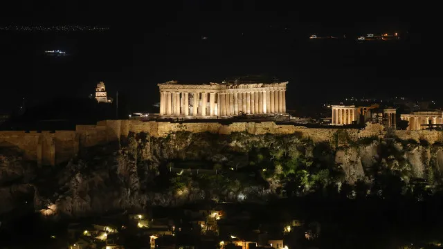 
                    Fachada do Partenon em Atenas restaurada como no início do século XIX
                