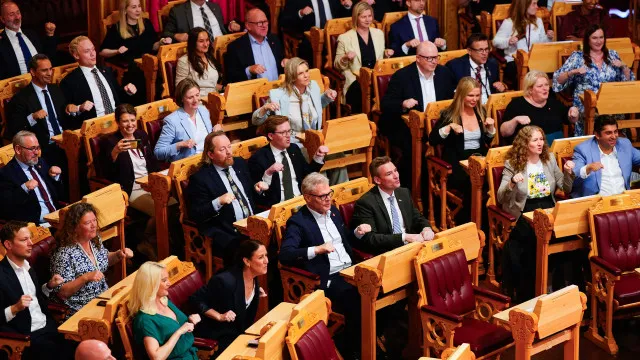 
                    Deputados da Noruega recriam 