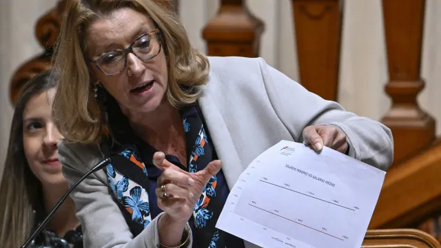 
                    AO MINUTO: Parlamento vota hoje revisão laboral na generalidade
                
