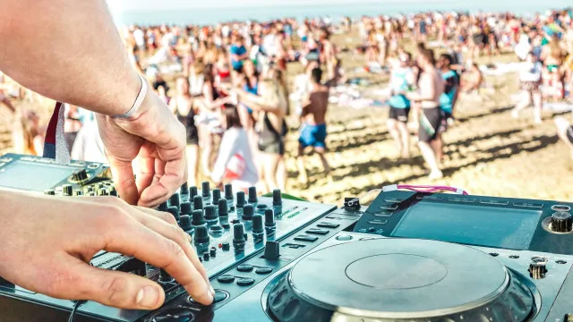 
                    Fim de semana de calor com vinhos, cerveja e festa junto ao mar
                