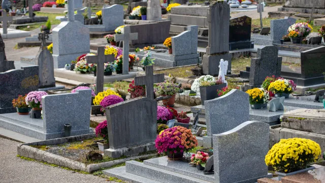 
                    Durante funeral de amigo, homem cai na sepultura do pai e morre no Brasil
                