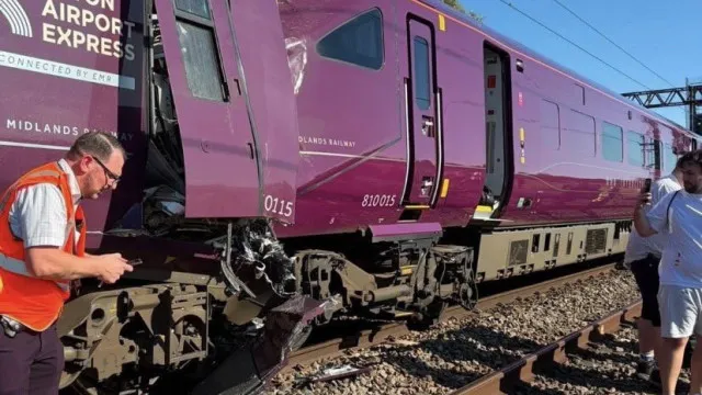 
                    Um morto e vários feridos em colisão entre 2 comboios em Inglaterra
                