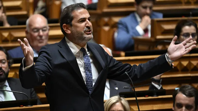 
                    PSD acusa Chega de ficar 