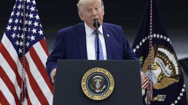 
                    Tensão entre Trump e senadores republicanos aumenta antes das intercalares
                