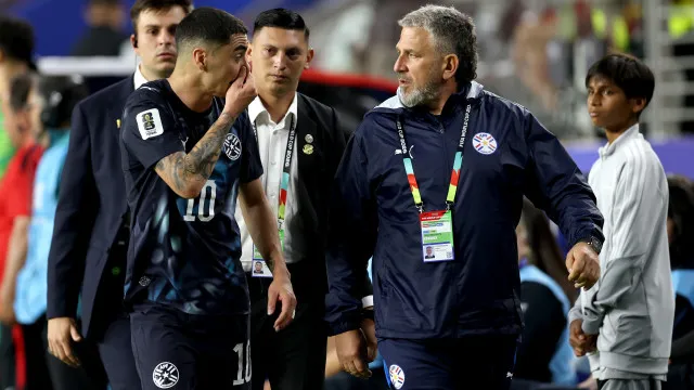 
                    Paraguaio Miguel Almirón foi expulso devido ao 'caso Prestianni'
                