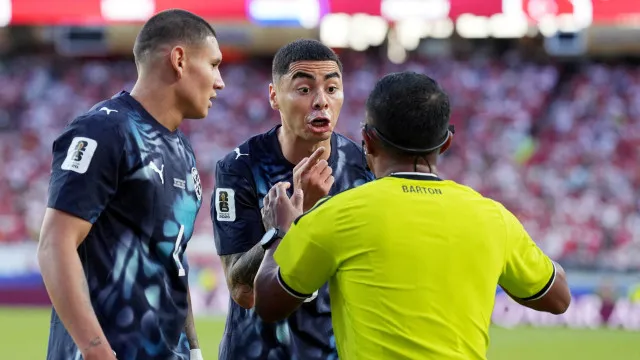 Paraguaio Almirón suspenso por um jogo por expulsão com a Turquia