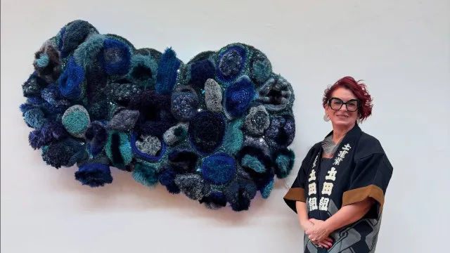 
                    Artista têxtil portuguesa inaugura exposição marinha no sul da Califórnia
                