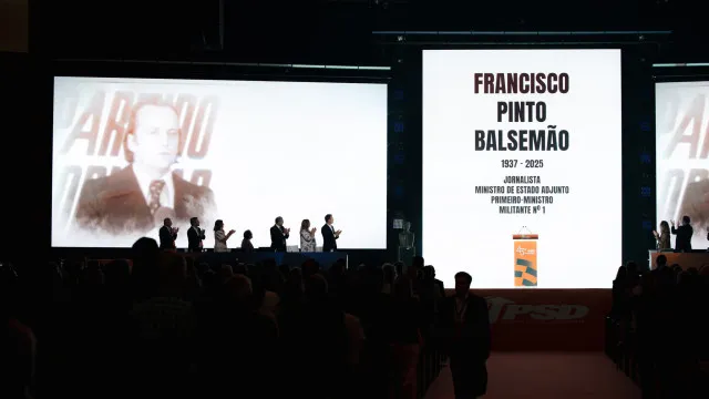 
                    Sociais-democratas homenageiam figuras do partido já mortas
                