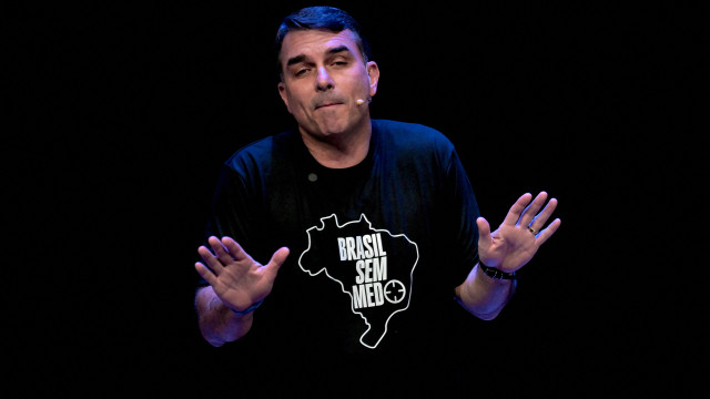 Flávio Bolsonaro diz nos EUA que Lula quer 'tarifaço' para ter ganho político