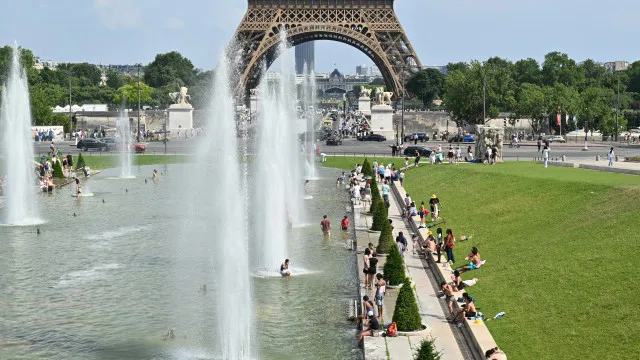
                    França coloca em alerta serviços de emergência devido à onda de calor
                