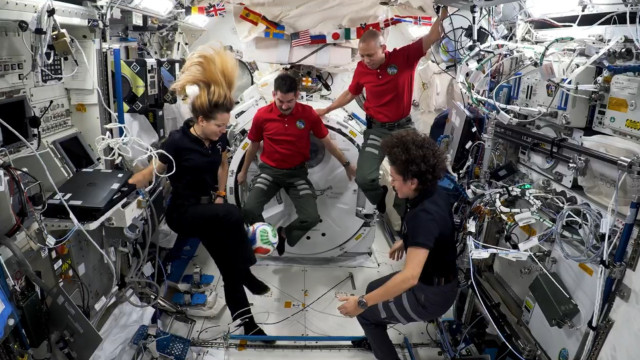 NASA leva bola da Copa do Mundo ao Espaço; veja as imagens!