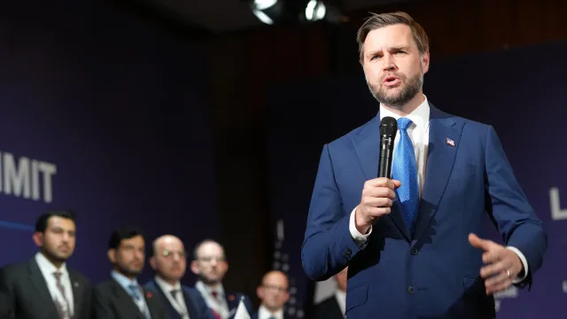 
                    JD Vance saúda 