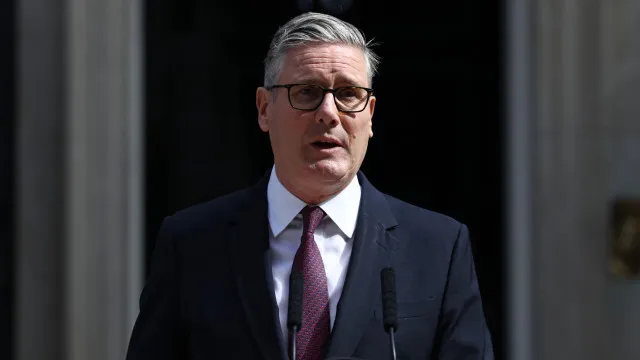
                    Keir Starmer renuncia ao mandato de deputado: 