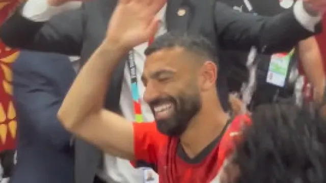 Salah, o 'faz-tudo'. Marca, assiste... e lidera festejo inédito do Egito