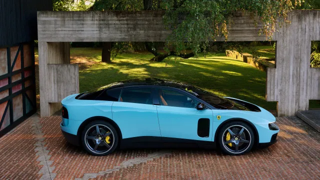 
                    Ferrari Luce 