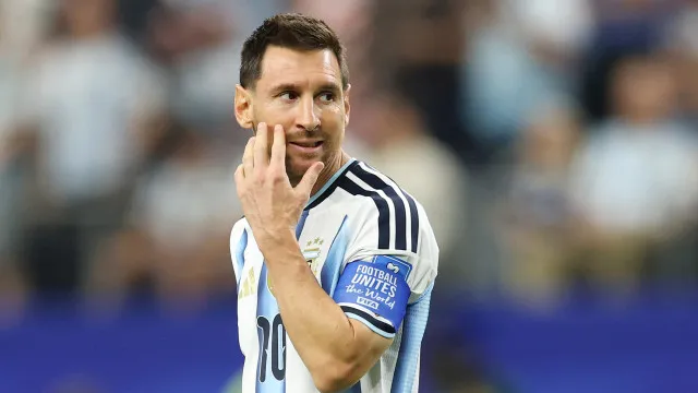 
                    EM DIRETO: Lionel Messi já teve um penálti e atirou ao lado
                
