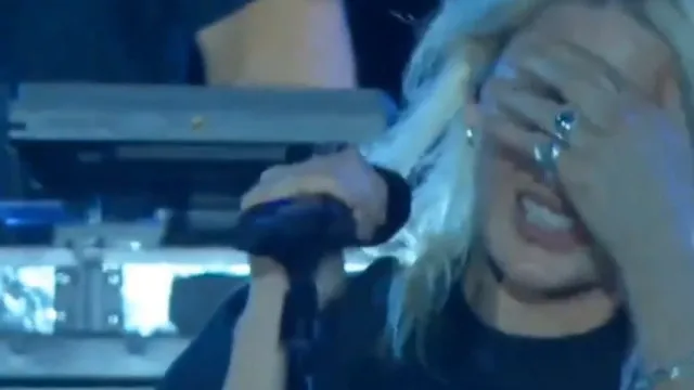 
                    Emily Armstrong emociona-se a cantar 
