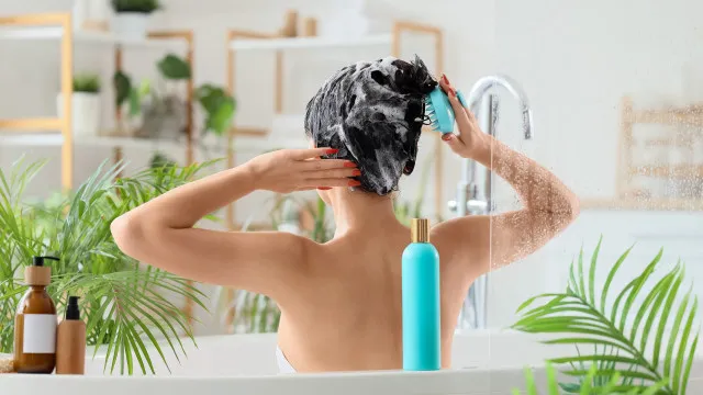 
                    Será que sabe lavar o cabelo? Especialistas revelam os erros mais comuns
                