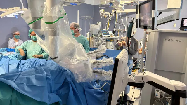 
                    Mãe doa rim a filho em cirurgia via robótica 