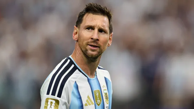 Peter Schmeichel contesta golo histórico de Messi: "Erro claro e óbvio"