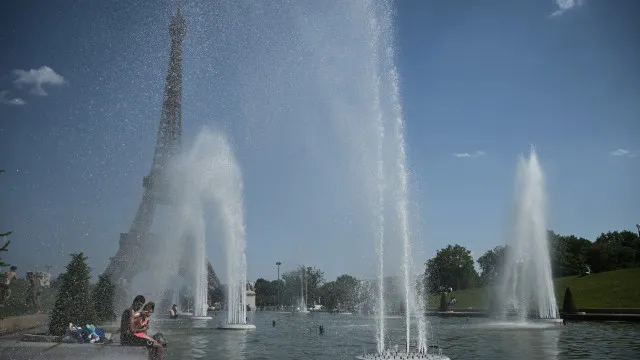 
                    Pelo menos 40 pessoas morreram afogadas em França durante onda calor
                