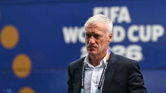 
                    Didier Deschamps de luto após morte da mãe e técnico falha França-Noruega
                