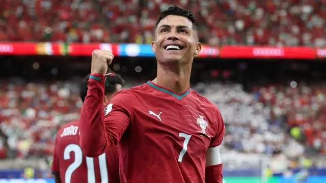 Guess Uzbeque? Cristiano Ronaldo is back com pontapé contra os críticos